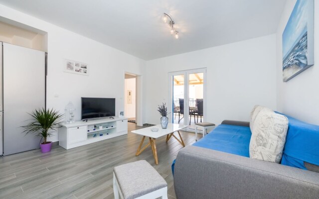 Charming Villa in Jasenice With Pool