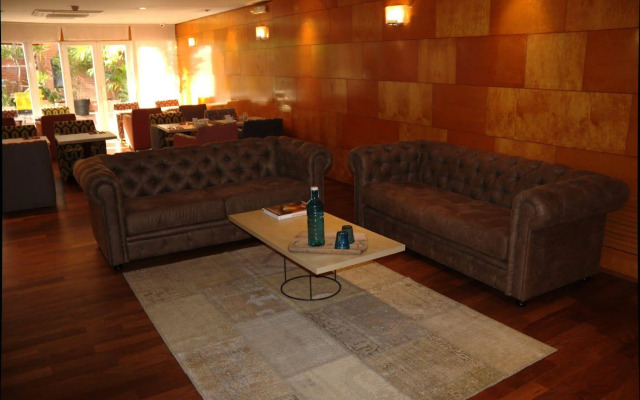 Chic & Basic Velvet Hotel