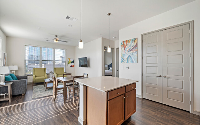 Elegant, Recently Upgraded Apt – Downtown Location