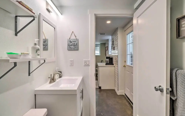Ski & Hike: Cozy Dtwn Reno Studio w/ Fireplace
