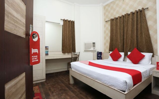 OYO 30240 Shri Radha Palace