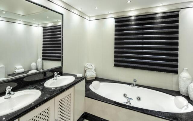 Cubo's Luxury Beach Front Duplex Puerto Banús