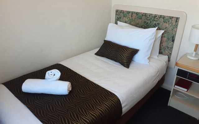 Crest Motor Inn