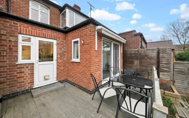 Large 5 Bedroom-free Parking-great Transport Links