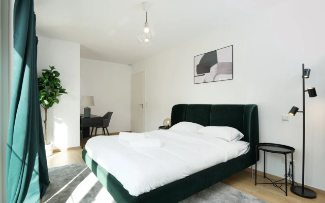 2BR Apt 100 m2 w Terrace Garden & Pkg