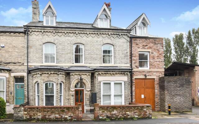 Saxon Rose Apartment