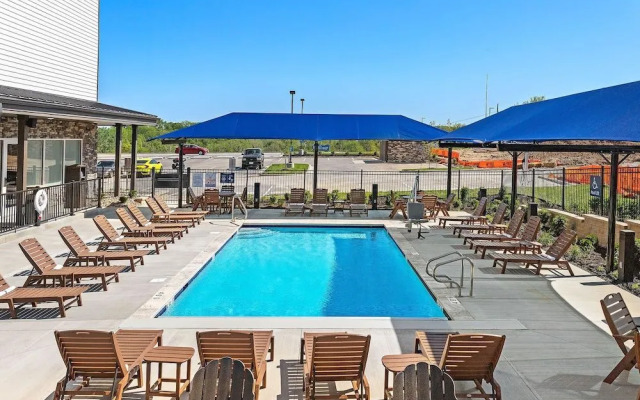 Holiday Inn Express Kansas City North Parkville An IHG Hotel