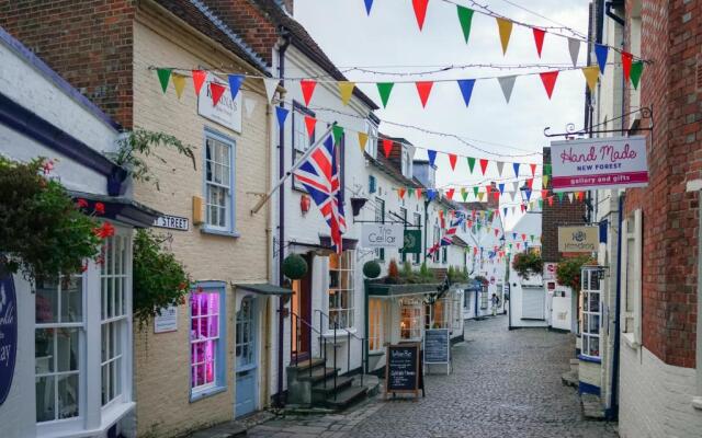 Large modern self contained apartment in Lymington