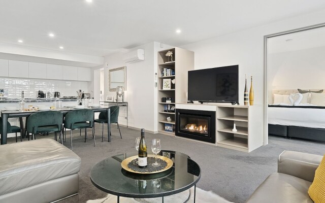 Central Location - Contemporary 2 Bedroom Aptm