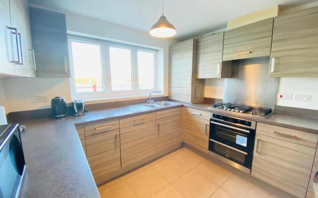Modern 4-bed house with picturesque lakeside view