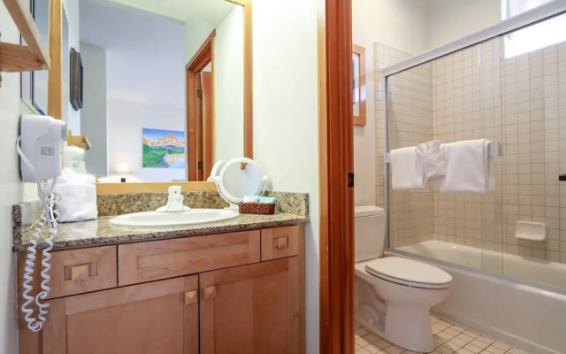 Snowcreek V 999 Mammoth Mountain Views, Private Washer Dryer, Pet-Friendly by RedAwning