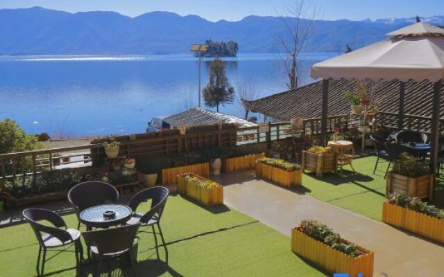 Lugu Lake Cloud - Sea Stacked Courtyard