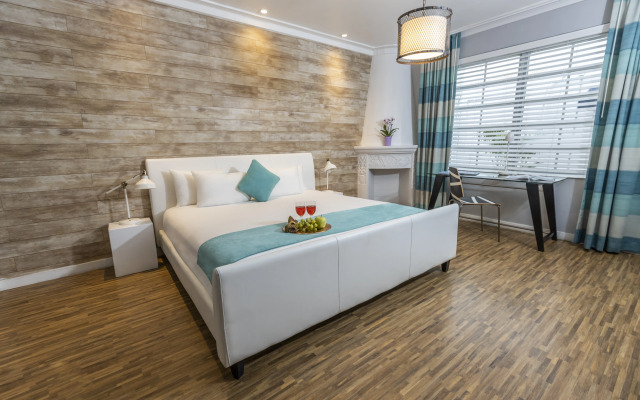 Chesterfield Hotel & Suites