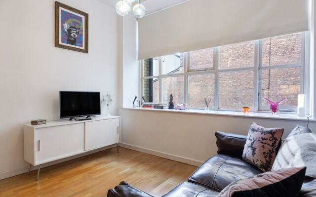 Bright & Beautiful Two Bedroom Apartment, Sleeps 4