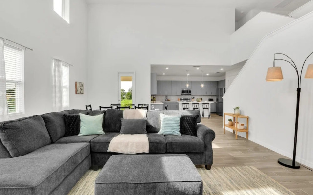 Upstay - Spacious Lakefront Home Near Disney