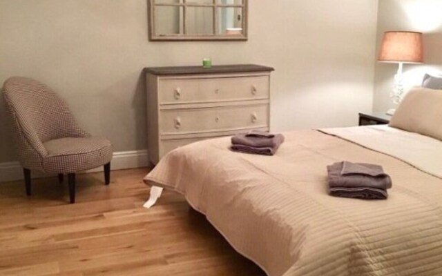2 Bedroom Apartment Earl's Court