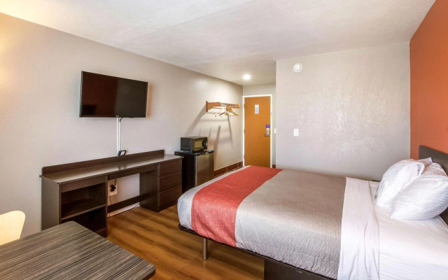 Motel 6 Rossford, OH