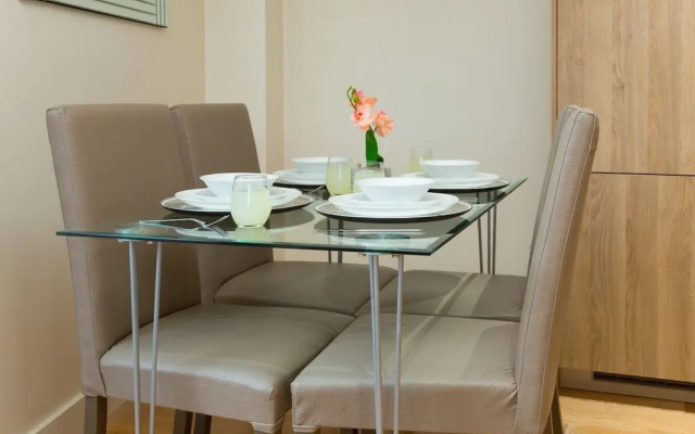 Central Tower Bridge Apartment