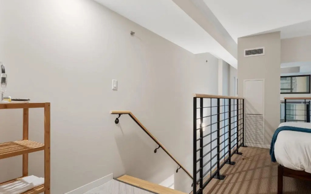 Lavish Downtown Condo with Rooftop Lounge 337