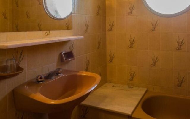 El Velero Hotel