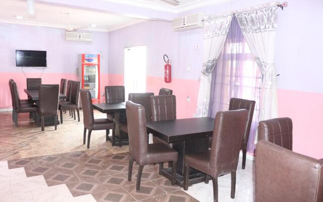 Grand Decent Hotel and Suites