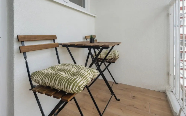 Modern apt With Balcony, 12 min Walk to the Beach