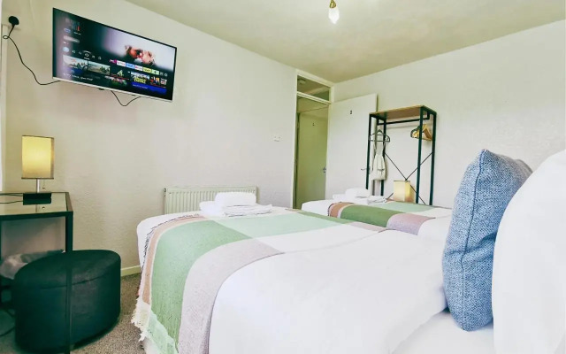 Central Three Bedroom House with Garden