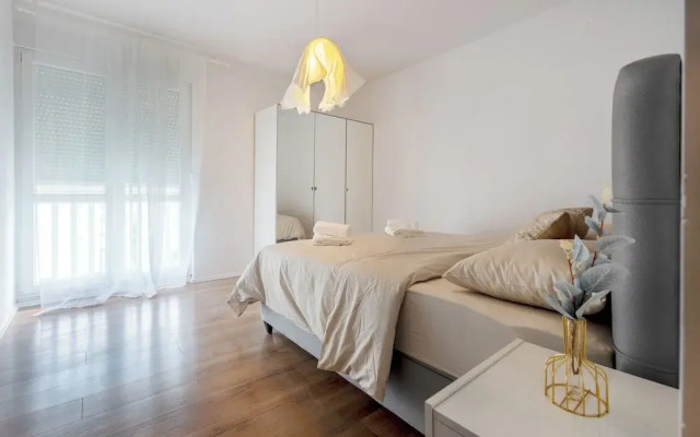 Modern apt With Balcony, 12 min Walk to the Beach