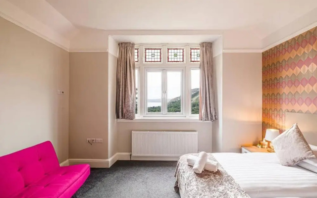 Delightful Holiday Home With sea Views and Hot Tub