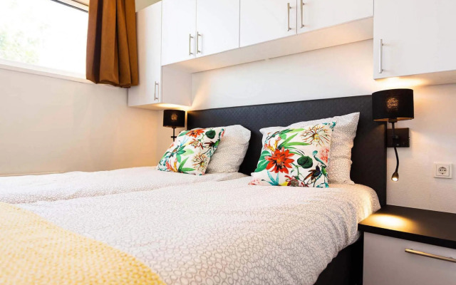 Detached, modern chalet with dishwasher, 8 km. from Hoorn