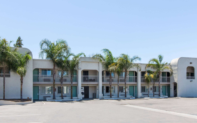 Travelodge by Wyndham Los Banos CA
