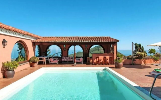 Luxurious Villa Oasis in Santa Brigida