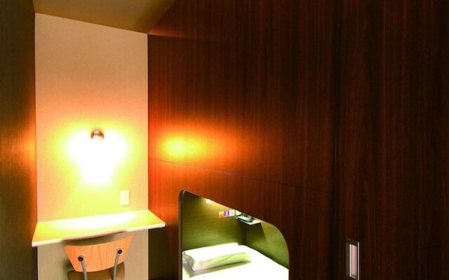 Nikoh Capsule Hotel Refre - Hostel - Caters to Men