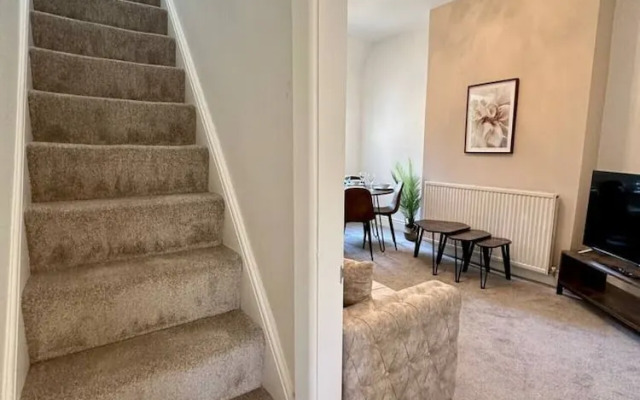 Three Bedroom Home Manchester sleeps 9