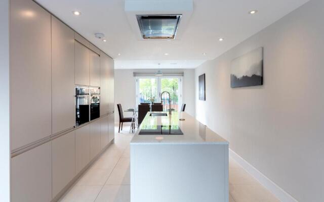 Immaculate Central Windsor Town House