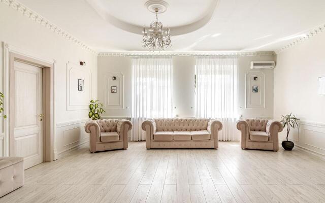 House with swimming pools and banquet hall on Dmitrovskoe highway