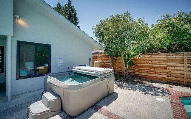 Bakersfield Oasis: Private Pool, Hot Tub & Patio!
