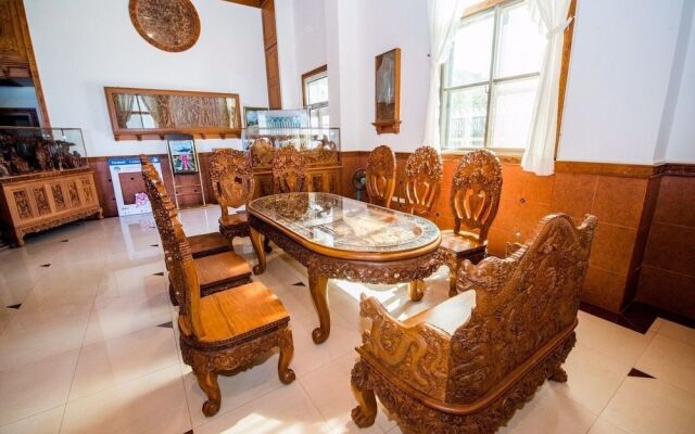 Whales Mountain & Seaview Resort