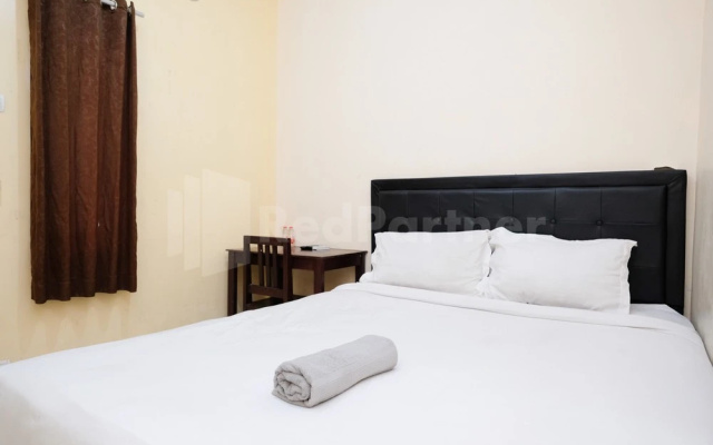 Mas Klimis Guesthouse Pakuwon Mall Mitra RedDoorz – Guest Rooms – Sleman