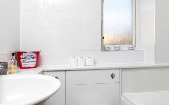 Bright & Airy City Centre Flat With Free Parking