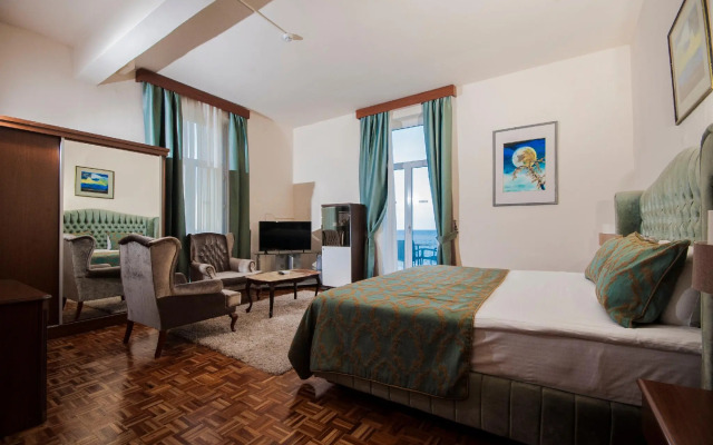 Dome Hotel