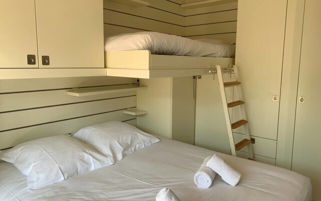 Sea View Flat, beach access by GuestReady