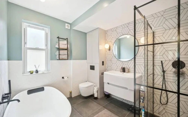 Stylish and Spacious 3 Bedroom Garden Flat in Fulham