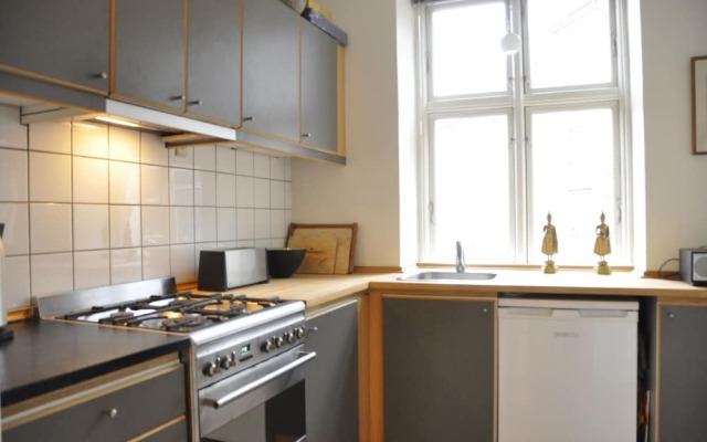 1 bedroom apt Close to Tivoli 484-1