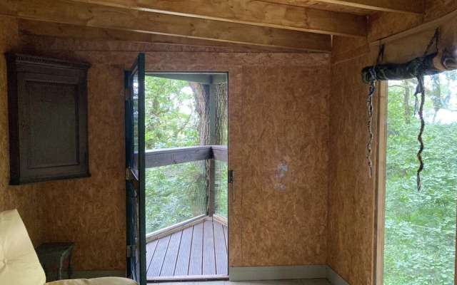 Unique off Grid Tree-house Stay in oak Woodland