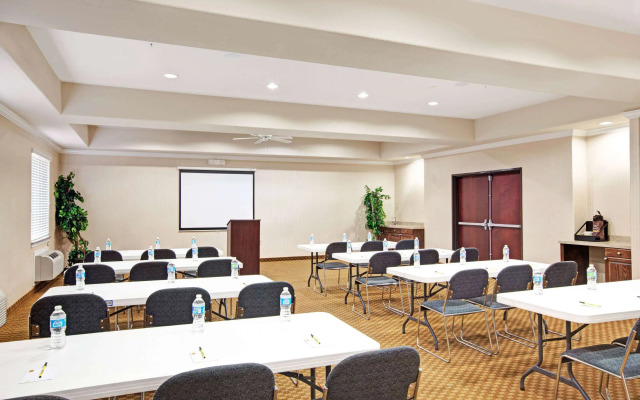 Super 8 by Wyndham IAH West/Greenspoint