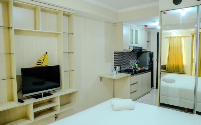 Simply Studio Room at Grand Serpong Apartment By Travelio