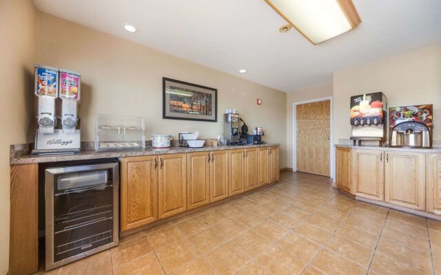 Super 8 by Wyndham Cozad