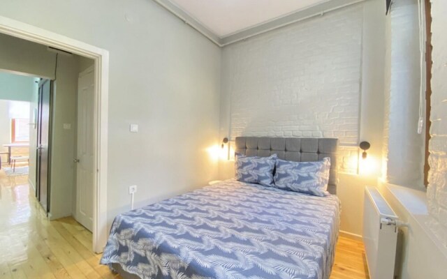 Flat With Balcony Near Flower Passage in Beyoglu