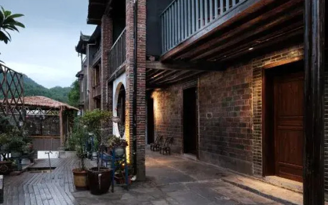 Phoenix Xinsu Light Luxury Courtyard Homestay (Hongqiao Branch)